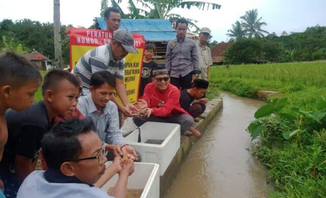 PJS Desa Ciherang Tebar Benih 2.000 Ikan ke Sungai-sungai warga di Gunungsari Serang