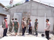 Didampingi Kapolsek Panongan Dandim 0510/Trs, Tinjau Proses Bedah Rumah Layak Huni di Serdang Kulon