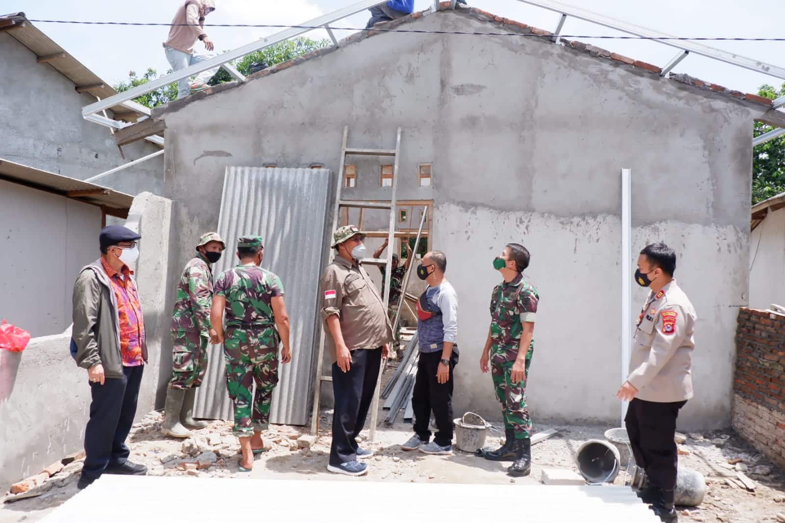 Didampingi Kapolsek Panongan Dandim 0510/Trs, Tinjau Proses Bedah Rumah Layak Huni di Serdang Kulon