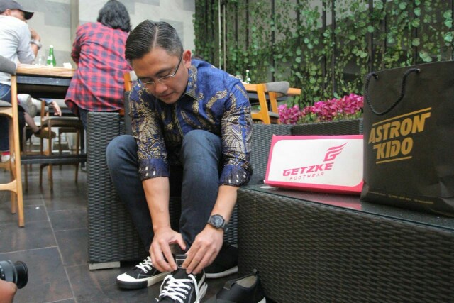 Wakil Gubernur Banten Andika Hazrumy saat mempromosikan mengenakan sepatu Getzke dari merk (brand) lokal Banten Indonesia di Acara Indonesia Creative Cities Network (ICCN) dalam ajang Indonesia Creative Cities Festival (ICCF) 2021 di Pekanbaru, Riau.