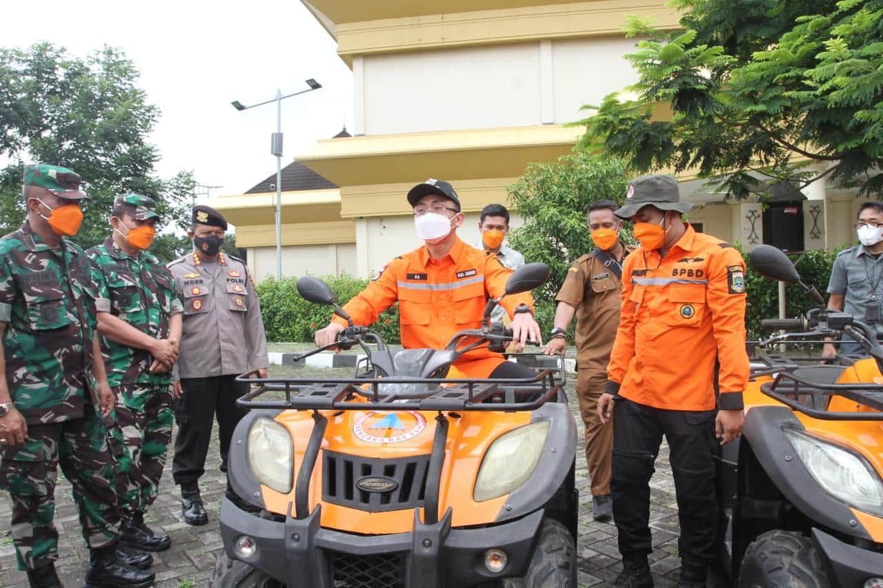 Wakil Gubernur Banten Andika Hazrumy saat mengemudikan kendaraan ATV milik BPBD Banten.