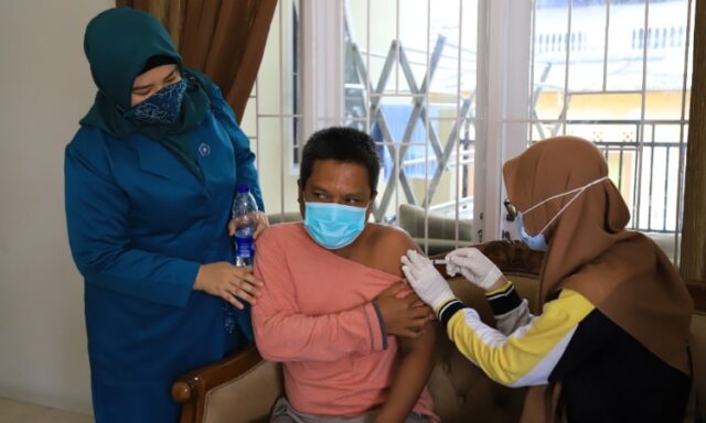 Sisa 8 Persen, Warga Kelurahan Nambo Jaya di Vaksinasi dan Imunisasi Door To Door