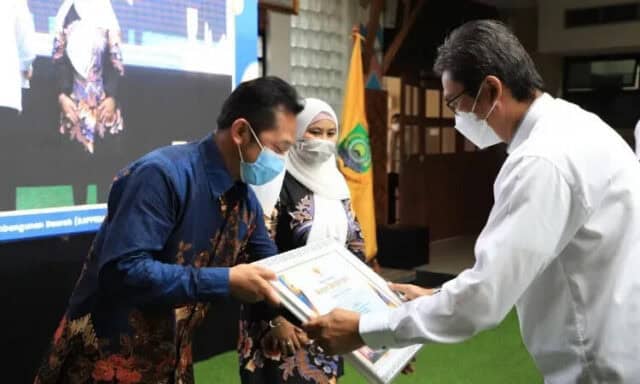 Bappeda Kota Tangerang Beri Penghargaan Pada Pemenang Lomba Karya Tulis Inovatif