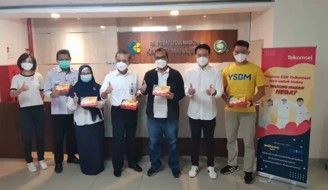 Telkomsel Gandeng Warung Makan Hebat Salurkan 5.000 Paket Nasi untuk Nakes Telkomsel Gandeng Warung Makan Hebat Salurkan 5.000 Paket Nasi untuk Nakes