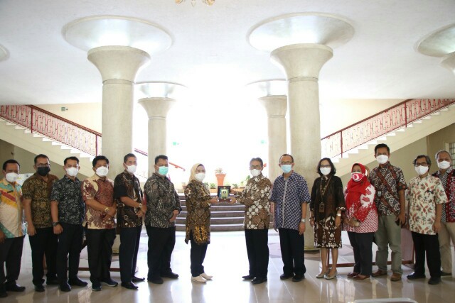 Bupati Serang Ratu Tatu Chasanah saat menerima simbolis plakat dari UGM Yogyakarta.
