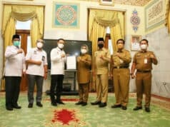 Bupati Serang Ratu Tatu Chasanah menyerahkan dokumen hibah lahan ke Komisioner KPU.