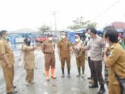 Pj Sekretaris Daerah Pandeglang Taufik Hidayat bersama Kadis Sosial Nuriah dan Kadis Kesehatan Raden Dewi Setiani beserta rombongannya saat meninjau masyarakat yang terdampak banjir rob di Kecamatan Labuan.