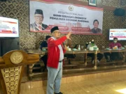 Anggota DPR RI Ananta Wahana saat memberikan sambutannya dalam acara sosialisasi BUMN Sebagai Lokomotif Pemulihan Ekonomi Nasional yang diadakan di Padepokan Kebangsaan Karang Tumaritis, Kelapa Dua, Kabupaten Tangerang, Banten.