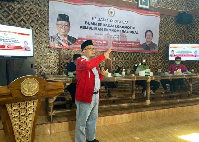 Anggota DPR RI Ananta Wahana saat memberikan sambutannya dalam acara sosialisasi BUMN Sebagai Lokomotif Pemulihan Ekonomi Nasional yang diadakan di Padepokan Kebangsaan Karang Tumaritis, Kelapa Dua, Kabupaten Tangerang, Banten.