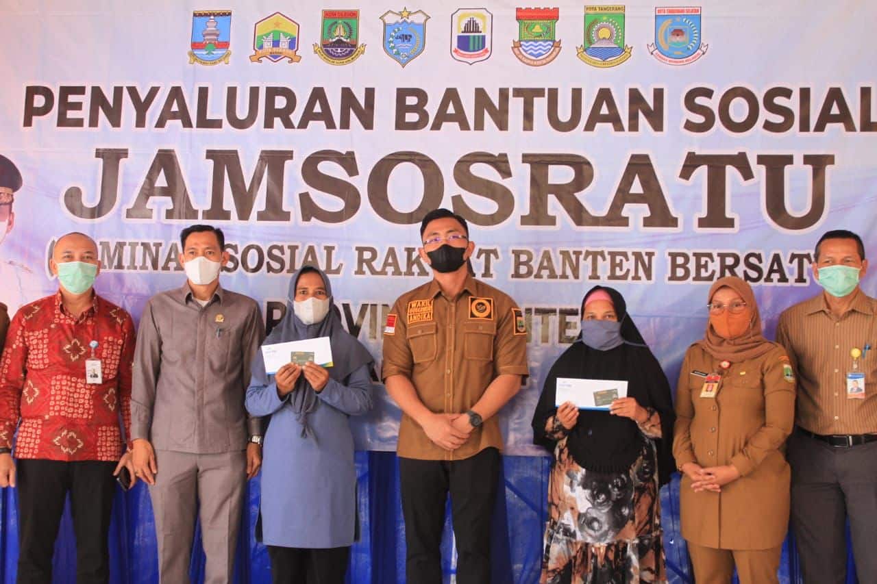 Kegiatan pembagian dana bantuan sosial Jamsosratu (Jaminan Sosial Rakyat Banten Bersatu) di halaman Gedung UPTD PSRTS Dinas Sosial Provinsi Banten, di Rangkasbitung, Kabupaten Lebak.