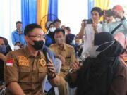 Wakil Gubernur Banten Andika Hazrumy saat berdialog dengan warga.