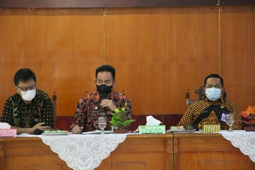 Asisten Daerah (Asda) I Bidang Administrasi Pemerintahan dan Kesra Kabupaten Serang, Nanang Supriatna saat memimpin rapat evaluasi vaksinasi bersama para camat, kepala puskesmas dan kepala desa (kades) di Aula Tb Suwandi.