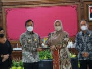 Bupati Pandeglang Irna Narulita saat bersama Bupati Kabupaten Batang Wihaji di Pendopo Kauman Pemkab Batang di Kawasan Industri Terintegrasi Batang (KITB).