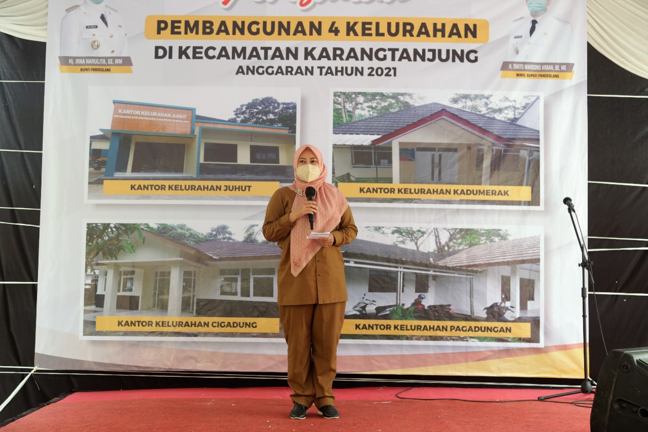 Bupati Pandeglang Irna Narulita saat meresmikan Kelurahan yang baru dibangun di Kecamatan Karang Tanjung.