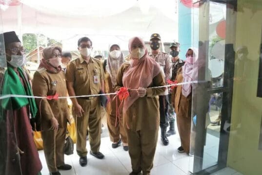 Bupati Pandeglang Irna Narulita saat menggunting pita dalam rangka peresmian Kelurahan yang baru dibangun.
