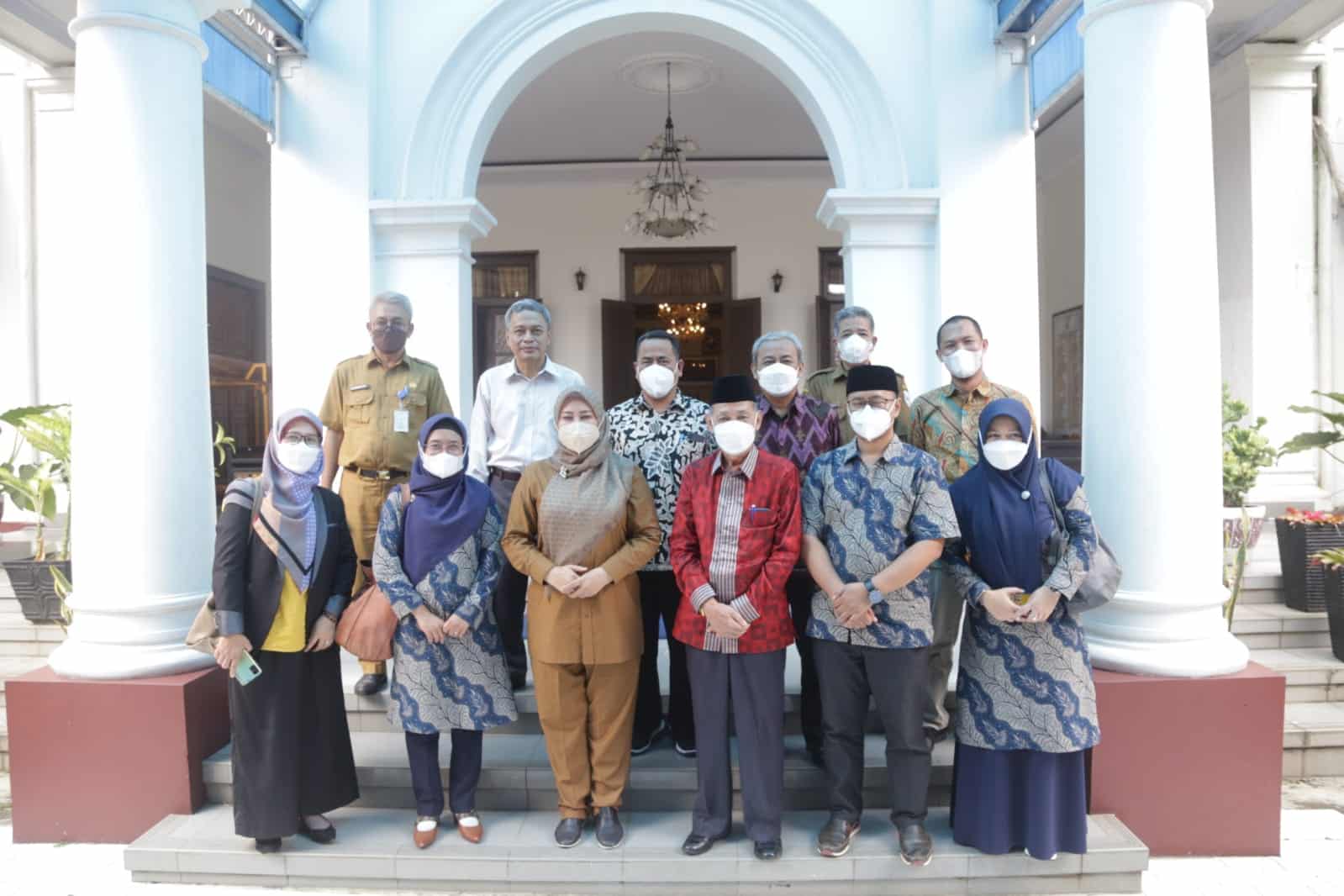 Bupati Pandeglang Irna Narulita bersama Rektor Unma Banten Prof Sibli Sarjaya dan jajarannya usai panandatangan MoU Kerjasama.