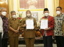 Bupati Pandeglang Irna Narulita bersama Rektor Unma Banten Prof Sibli Sarjaya usai panandatangan MoU Kerjasama.