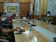 Bupati Serang Ratu Tatu Chasanah dan Kepala Dinas Komunikasi Informatika Persandian dan Statistik (Diskominfosatik), Anas Dwi Satya Prasadya bersama Inspektur Kabupaten Serang, Rahmat Jaya saat mengikuti Webinar Launching SPI ‘Mengukur tingkat korupsi di Indonesia’ yang digelar KPK RI di Pendopo Bupati Serang.