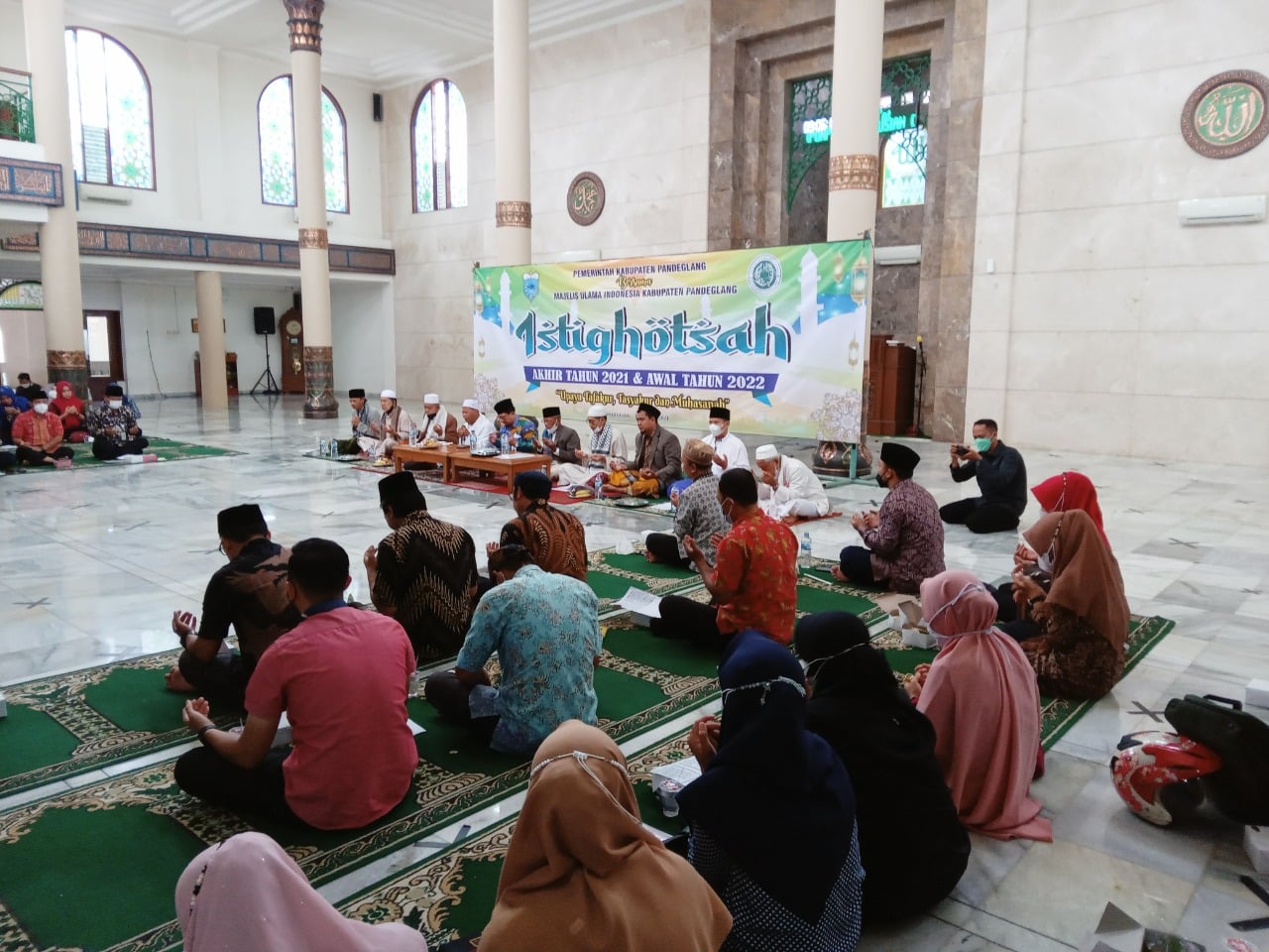 Tampak para jamaah Khusu mengikuti istighosah dan doa bersama dalam rangka menutup akhir tahun 2021 dan menyambut tahun baru 2022 di Masjid Agung Ar-Rahman, Jumat (31/12/2021).