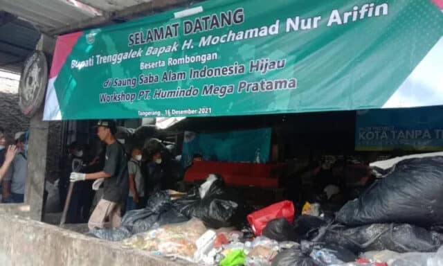 Pemkab Trenggalek Belajar Olah Sampah Jadi Cuan di Saung SAIH Cipondoh