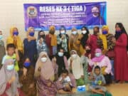Hj Aida Hubaedah SE, MM Anggota DPRD Kabupaten Tangerang Fraksi Partai Demokrat saat bersama warga.