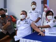 Camat Pagedangan, Akhmad Zaenudin saat mengikuti kegiatan Vaksinasi dosis ketiga atau booster.