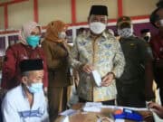 Anggota Komisi VIII DPR RI, Muhammad Rizal saat mendampingi warga yang menerima bantuan program Kementerian Sosial di Kecamatan Curug.