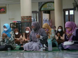 Bupati Pandeglang Irna Narulita bersama jajarannya saat mengikuti pengajian rutin di Masjid Agung Ar-Rohman, Jum'at (7/1/2022).