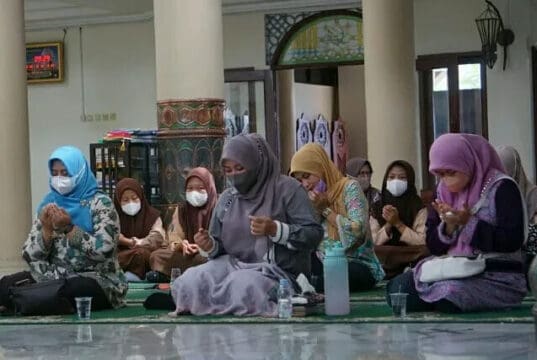Bertemakan Sedekah Pengajian ASN Pandeglang di Masjid Agung Ar-Rohman, Bupati Irna Minta Jajarannya Jujur & Amanah Bupati Pandeglang Irna Narulita bersama jajarannya saat mengikuti pengajian rutin di Masjid Agung Ar-Rohman, Jum'at (7/1/2022).