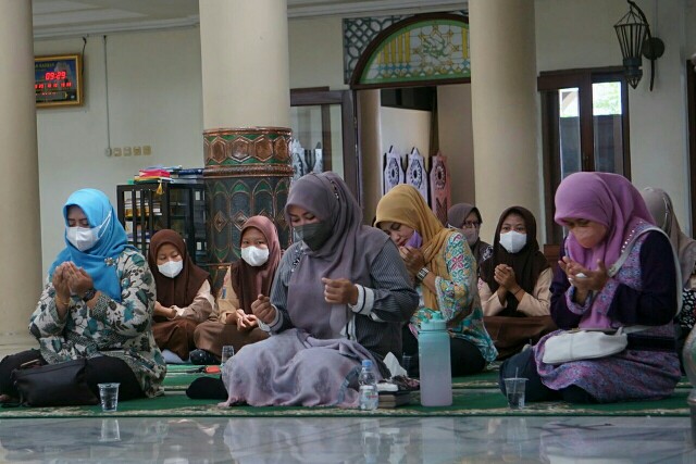 Bupati Pandeglang Irna Narulita bersama jajarannya saat mengikuti pengajian rutin di Masjid Agung Ar-Rohman, Jum'at (7/1/2022).
