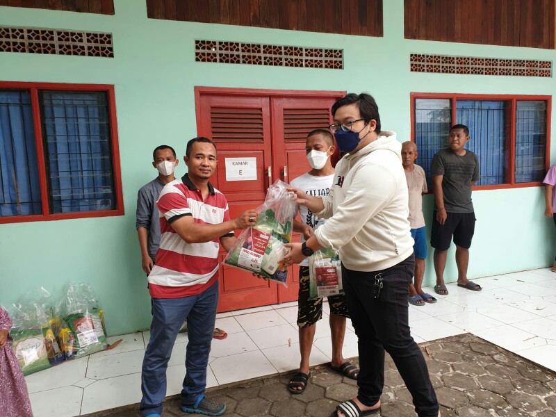 Ketua Yayasan Padepokan Kebangsaan Karang Tumaritis, Abraham Garuda Laksono saat membagikan paket sembako ke masyarakat.