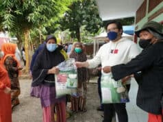 Yayasan Padepokan Kebangsaan Karang Tumaritis Bareng PT Pertamina Salurkan CSR Paket Sembako ke Warga Tangerang Ketua Yayasan Padepokan Kebangsaan Karang Tumaritis, Abraham Garuda Laksono saat membagikan paket sembako ke masyarakat.