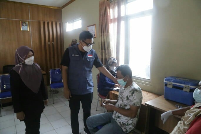 Wakil Bupati Pandeglang Tanto Warsono Arban saat berkomunikasi dengan warga yang usai di vaksinasi di UPT Puskesmas Banjar, Selasa (11/1/2022).
