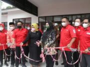 Bupati Pandeglang Irna Narulita saat menggunting pita di peresmian Unit Donor Darah (UDD) dan Klinik Rusdinar Palang Merah Indonesia (PMI) Pandeglang.