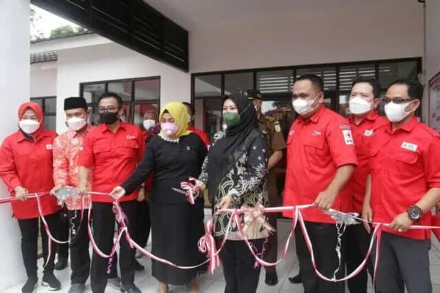 Bupati Pandeglang Irna Narulita saat menggunting pita di peresmian Unit Donor Darah (UDD) dan Klinik Rusdinar Palang Merah Indonesia (PMI) Pandeglang.