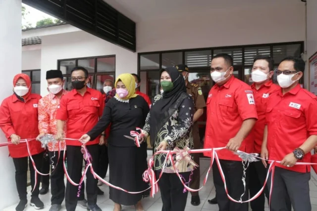 Bupati Pandeglang Irna Narulita saat menggunting pita di peresmian Unit Donor Darah (UDD) dan Klinik Rusdinar Palang Merah Indonesia (PMI) Pandeglang.