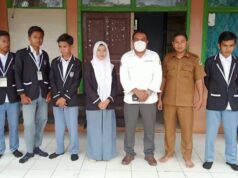 Pemerintah Desa Nangerang bersama siswa-siswi SMKN 1 Cirinteun.