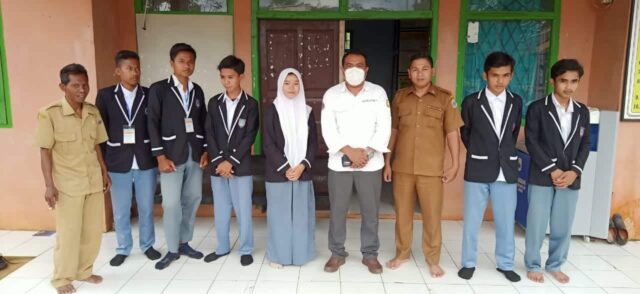 Pemerintah Desa Nangerang bersama siswa-siswi SMKN 1 Cirinteun.