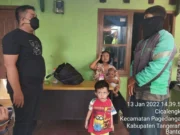 Bripka Syahrul Humas Polsek Pagedangan Berbagi Kasih dengan Ojol & Warga di Desa Cicalengka