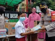 Vaksinasi Merdeka Anak, Kapolsek Benda Bagi-Bagi Hadiah Disambut Gembira