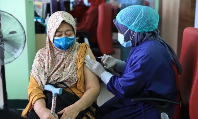 Lansia Prioritas Penerima, Vaksinasi Booster Perdana Digelar di Kota Tangerang