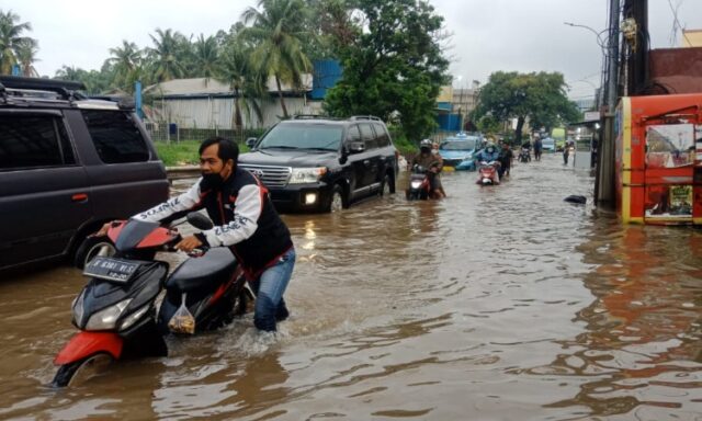 Hambat Aktifitas, Terdapat Puluhan Titik Banjir di Kecamatan Benda