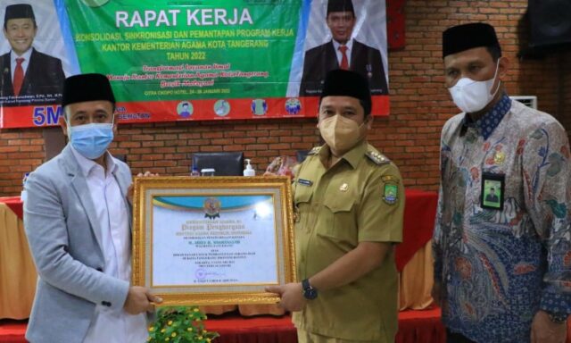 Bangun Asrama Haji, Wali Kota Tangerang Terima Penghargaan dari Kemenag RI
