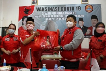 Ketua DPC PDIP Kabupaten Tangerang, H. Irvansyah bersama Ananta Wahana Anggota DPR RI saat menunjukan paket sembako dari Puan Maharani.
