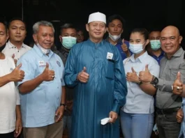 Gubernur Banten H. Wahidin Halim dan Ketua KSPSI Kabupaten Tangerang Ahmad Supriyadi serta para buruh seusai berdamai.