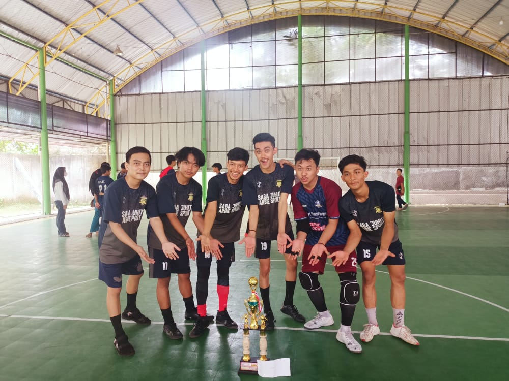 Para Peserta Mahasiswa STISIP Banten Raya yang menujukan Piala Kemenangan.