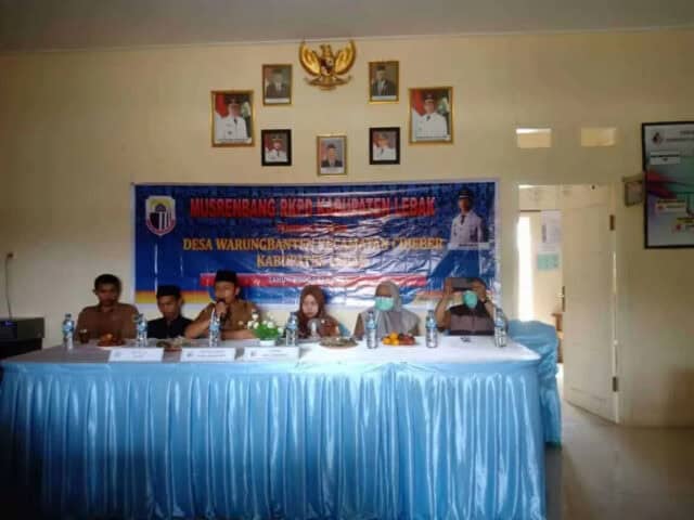 Rudianto, Kepala Desa Warung Banten saat melakukan pemaparan Musrenbang RKPD Tahun 2023.