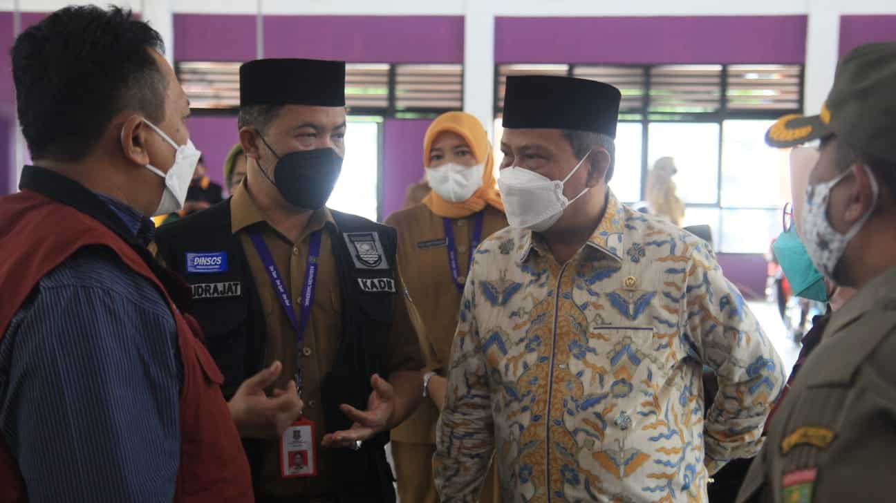 Anggota Komisi VIII DPR RI, Muhammad Rizal saat bersama Kepala Dinas Sosial Kabupaten Tangerang, Ujat Sudrajat.