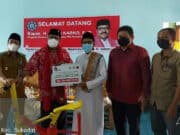 Anggota DPR RI Fraksi PDI Perjuangan Rano Karno Didampingi Ketua DPC PDI Perjuangan Kabupaten Tangerang Irvansyah saat menyalurkan bantuan ke Ketua Yayasan Cahaya Pesisir Utara pengelola SMK Garuda Muhammad Yusuf.