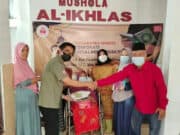 Koordinator CSR PT Torabika Eka Semesta Tedja Yudhono saat menyerahkan bantuan ke warga.